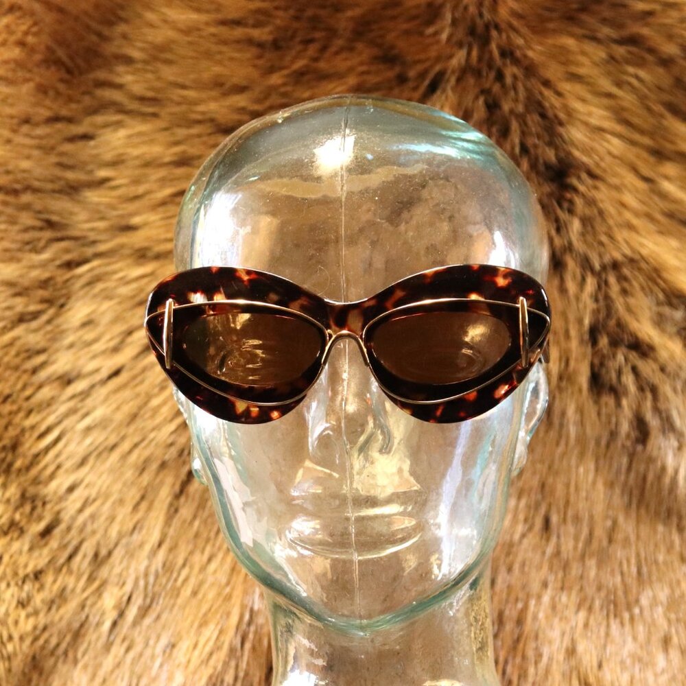 Retro Tortoiseshell Cat Eye Sunglasses | Bold Gold Accent Statement Shades - Picture 2 of 2